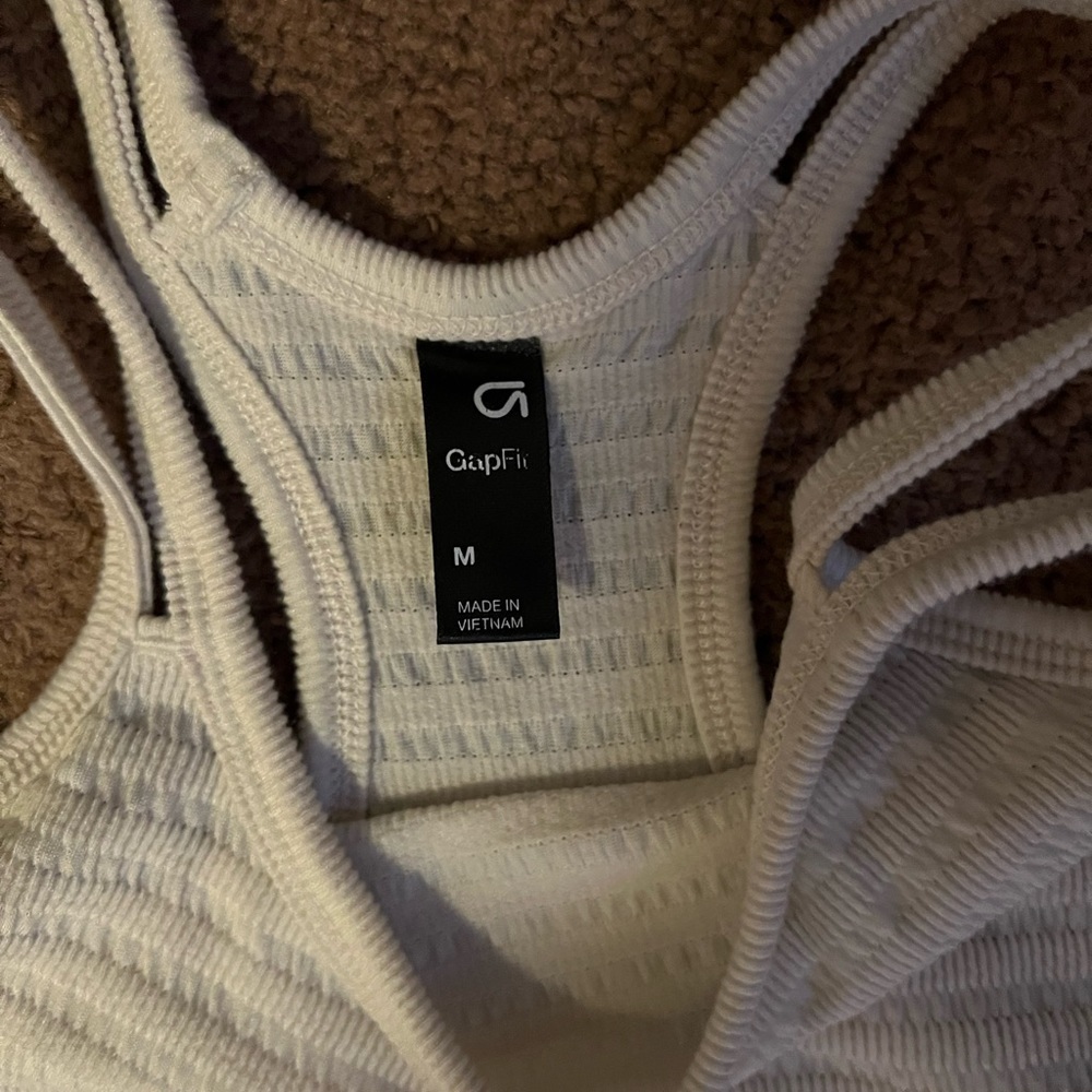 GAP- Gym Tank​​​​​​​​​ - Picture 3 of 3